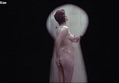 Các người phụ nữ có thai được phim sex mẹ con nhật bản lấy ra từ máy ảnh và lấy nắp.